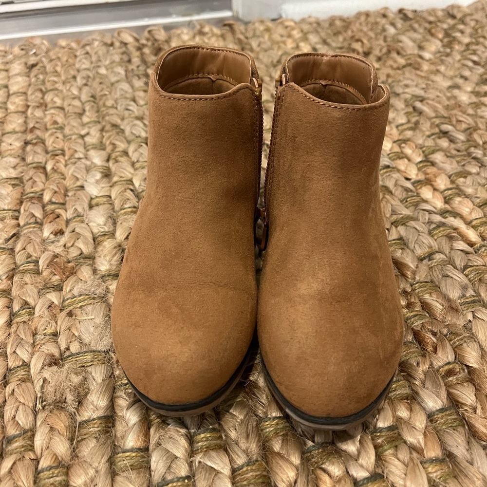 👢Cat and Jack cognac boots 👢 Size 10